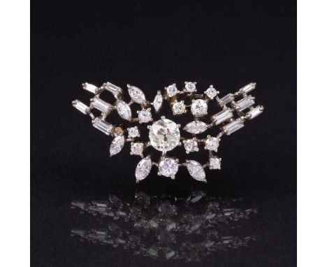 Diamant-Brosche. 18 kt. WG, gest. Diamant-Besatz insges. ca. 3,60 - 3,75 ct. Weiß(H) - Getönt(R).vvs-P.: der Altschliff-Diam.