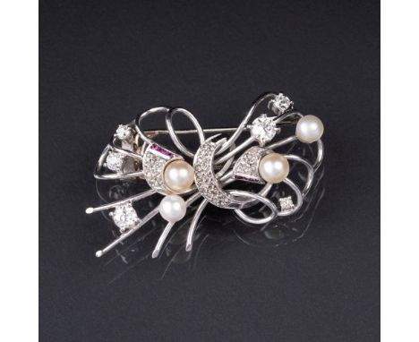 Vintage Diamant-Perl-Brosche. Um 1940. 14 kt. WG, gest. Besatz mit 6 Diam. im Alt- und Übergangsschliff zus. ca. 0,80 ct. Lei