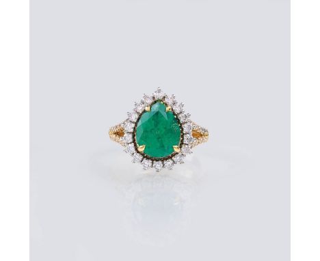 Farbintensiver Smaragd-Brillant-Ring. 18 kt. GG mit WG, gest. Erhöhter Ringkopf mit Smaragd im Tropfenschliff 3,66 ct. (11,17