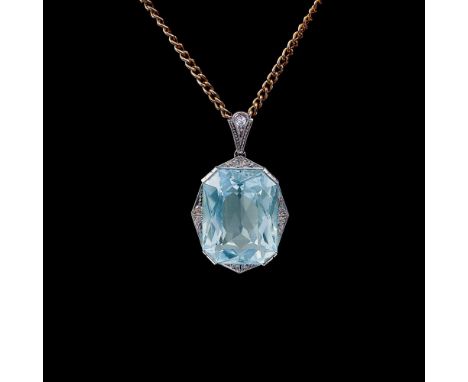 Art-déco Aquamarin-Anhänger. Um 1925. Platin. Hochfeiner, farbintensiver Aquamarin im Scherenschliff ca. 23,75 ct. (ca. 22 x 