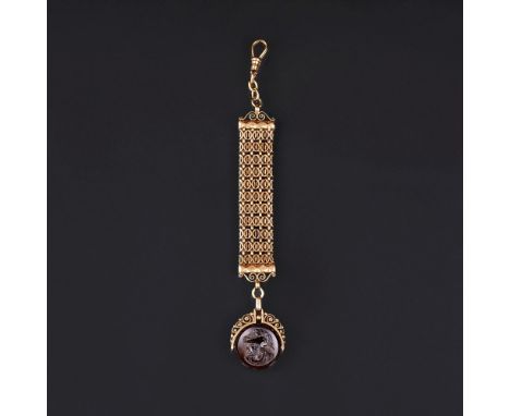 Chatelaine mit Kamee 'Ares'. Ende 19. Jh. 14 kt. RG. Runder Kamee-Hänger aus dunkelbraunem Achat mit der Relief-Darstellung d