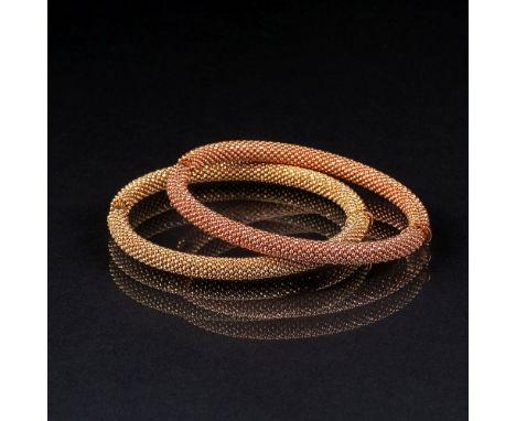 Paar Bicolour Gold-Armreife. 14 kt. GG und Roségold, gest., MZ: 'Vezzaro Italy'. Nahezu umlaufend feiner Gold-Granulationsdek