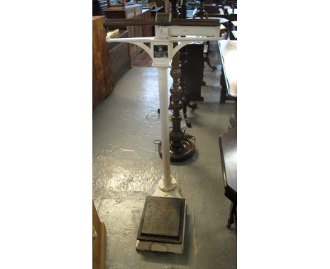 W & T. Avery Ltd Birmingham vintage cast iron floor scales.(B.P. 24% incl. VAT)