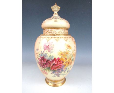 An Edwardian Royal Worcester blush ivory potpourri vase, of shouldered ovoid form, with pierced cover, lid and flared foot, d