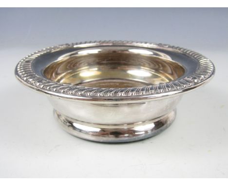 A 19th Century electroplate decanter coaster, with gadrooned rim, 14.5 cm 