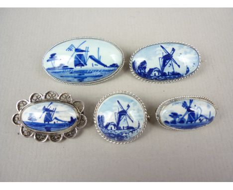 Five vintage Dutch Delftware brooches, the pottery panels set in white metal (5)