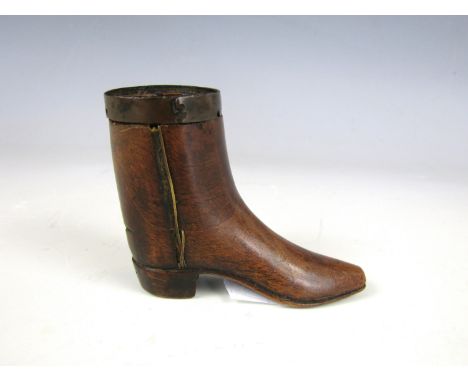 A 19th Century novelty treen snuff box modelled in the form of boot, 5.5 cm(a/f) 