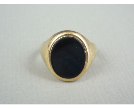 A gentleman's vintage 9ct gold signet ring with onyx matrix, 5g 