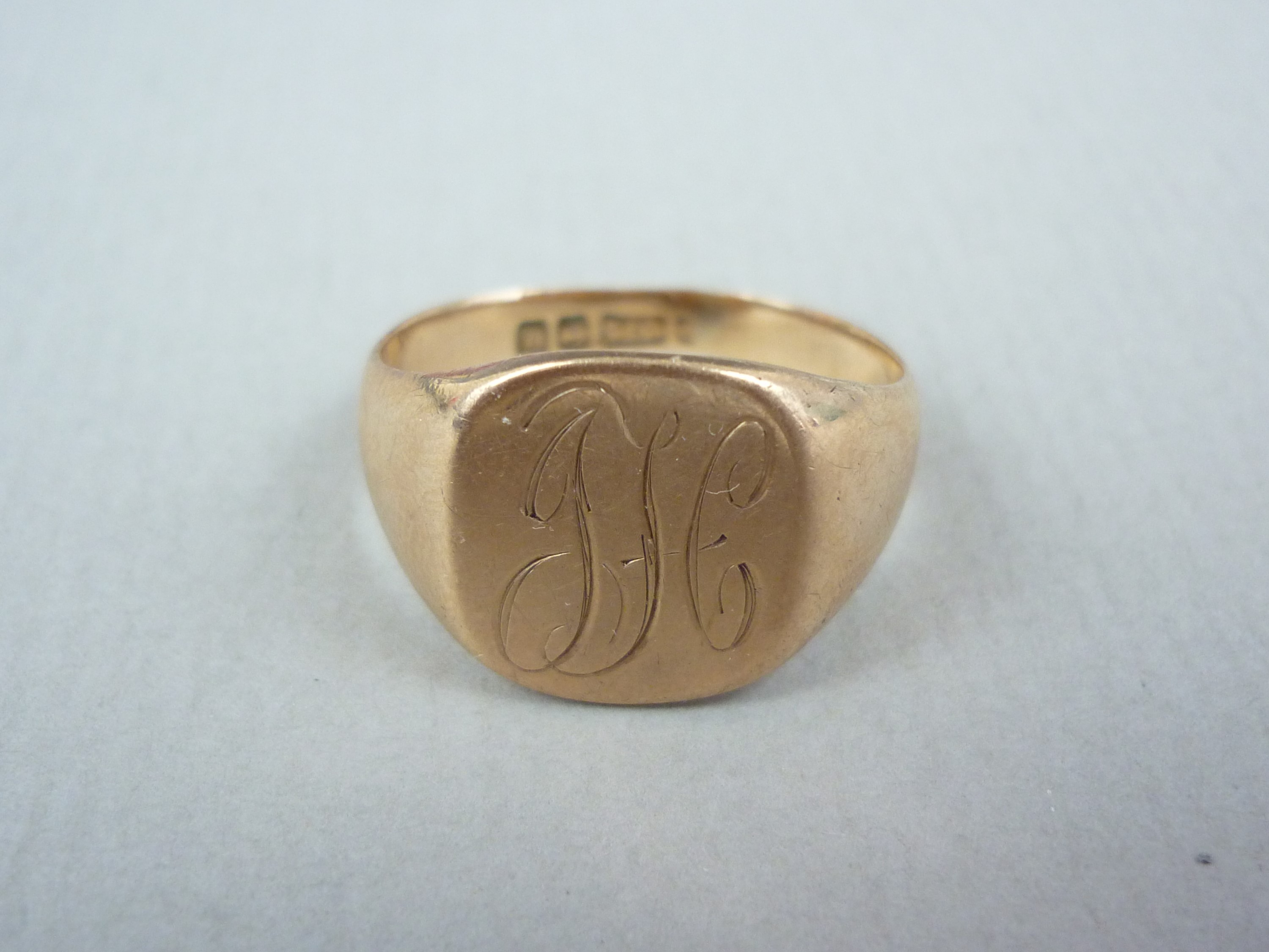 A George V gentleman's 9ct gold signet ring, with the cursive monogram ...