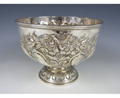 A Victorian silver rose bowl, bearing repousse-worked floral and gadrooned decoration, Goldsmiths & Silversmiths Co (William 