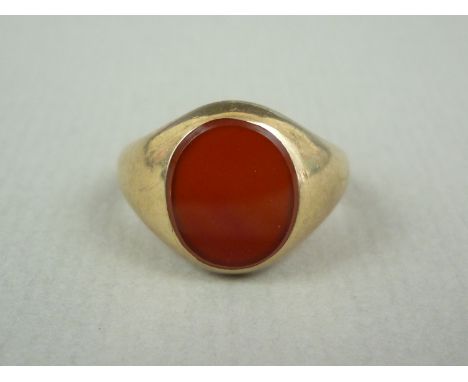 A gentleman's vintage 9ct gold signet ring, with carnelian matrix, 7.5g