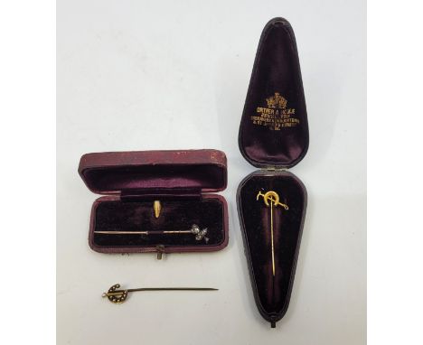 A 15ct. gold and pearl tie pin, with lucky horse shoe and riding crop finial surmounted by single cultured pearl (gross weigh