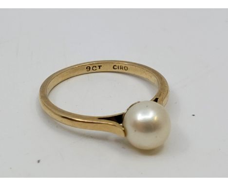 A Ciro 9ct. gold and cultured pearl ring, size UK P 1/2. (gross weight 2.1g)