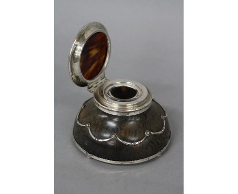 AN EDWARDIAN WILLIAM COMYNS & SONS TORTOISESHELL AND SILVER MOUNTED INK WELL, of circular domed form, the cover with flower b