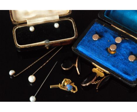 A small parcel lot of jewellery to include a pair of oval onyx gentleman's cufflinks, unmarked, a foliate engraved stud and t