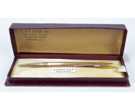 A 9ct yellow gold engine turned decorated 'life-long' propelling pencil, 12cm.