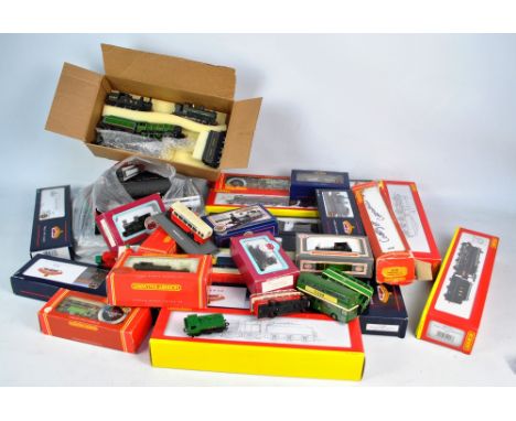 A collection of model railway items to include boxed Hornby 00 gauge locos R.053 LNER Class B17 'Manchester United', R.396 GN
