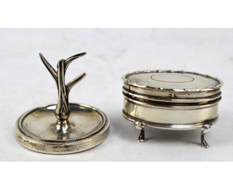 THE ALEXANDER CLARK MANUFACTURING CO; an Edward VII hallmarked silver oval ring box with cast decorated hinged lid and four c