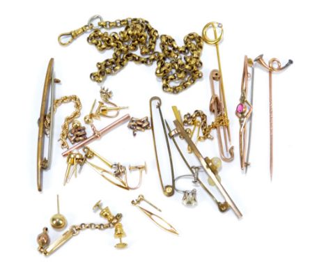 A small group of bar brooches to include a 9ct gold example and a yellow gold example set with pink stone flanked by cultured