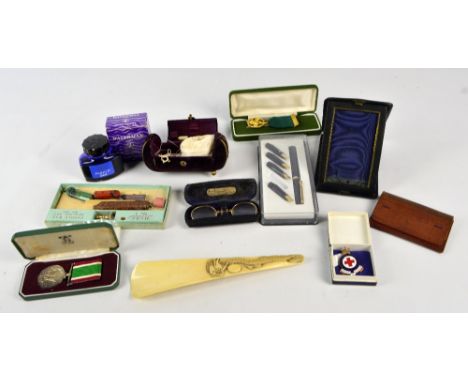 A small quantity of mixed collectors' items including a WVS medal, a Red Cross Badge of Honour, an osmiroid pen with four nib
