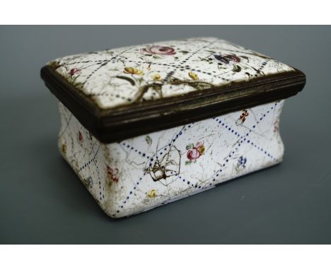 A George III Bilston style enamel snuff or patch box, of waisted form and decorated in a blossom and lattice pattern, 5.5 cm 