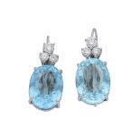 Aquamarin-Diamant-Ohrhänger, in Weissgold 18K, Je ein Aquamarin-Oval von ca. 13ct. begleitet von 6