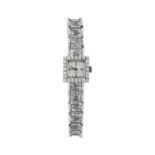 OMEGA Damenarmbanduhr, in Weissgold 18K, Durchmesser 14x14 mm, 27 gr, Lünette mit 24 Diamanten von