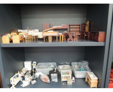 Two shelves of modern wooden, plastic and ceramic dolls &amp; dolls house furniture and accessories