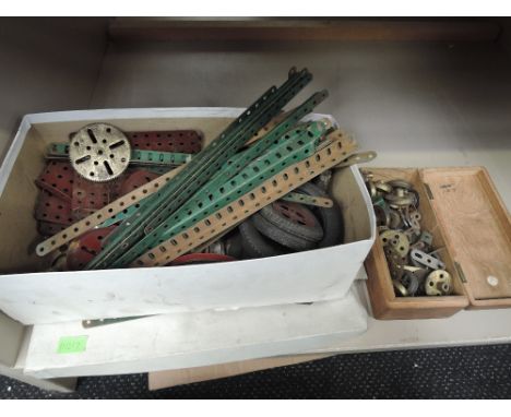 A selection of vintage Meccano with cogs and wheels etc