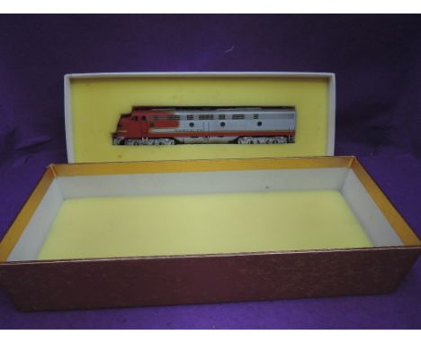 A Samhongsa Oriental Limited HO scale Santa Fe EMD E8A locomotive, boxed 