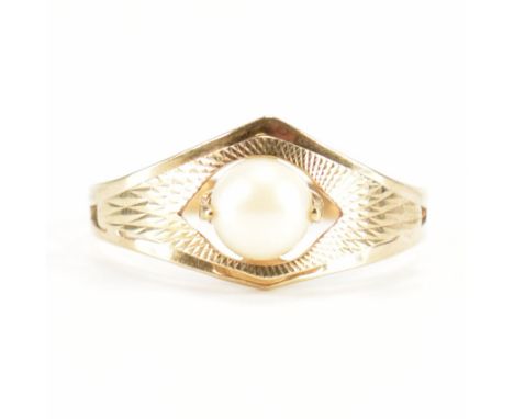 A hallmarked vintage 9ct yellow gold &amp; pearl solitaire ring. The ring having a central white simulated pearl bead set in 