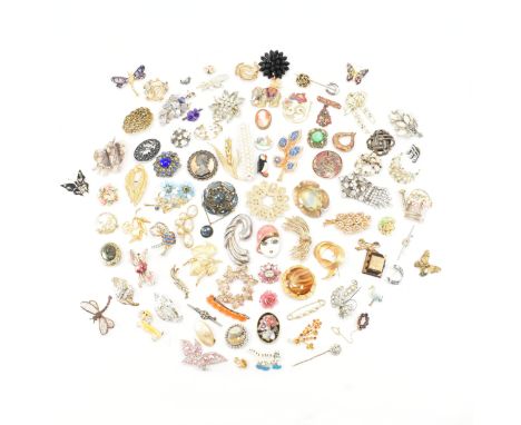 An assorted collection of vintage &amp; later costume jewellery brooches. The lot to include; gold &amp; silver tone metal, e