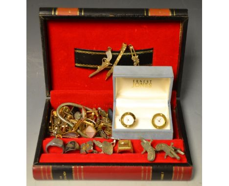 Gentleman's Jewellery - a  Siam silver cancer star sign ring;  similar cufflinks,  a pair of base metal flintlock pistol cuff