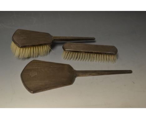 A silver Art Deco dressing table set, engine turned, comprising hair brush, mirror and clothes brush (3)
