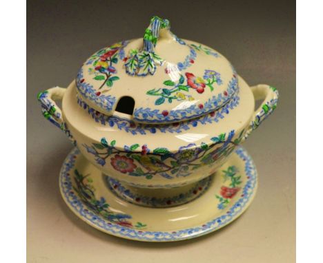 A Copeland and Spode Tudor Tudor pattern sauce tureen on stand circa. 1890. 