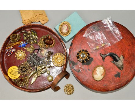 A CIRCULAR BOX OF COSTUME JEWELLERY to include a torque bangle, a paste hatpin, a silver medalllion suspended from a silver b