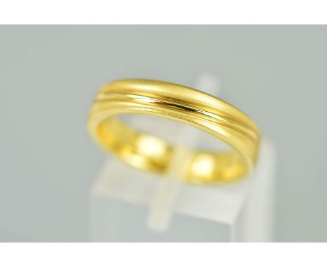 A BAND RING with central wavy polished line to the matt outer surround with 18ct gold convention mark, ring size M1/2, weight