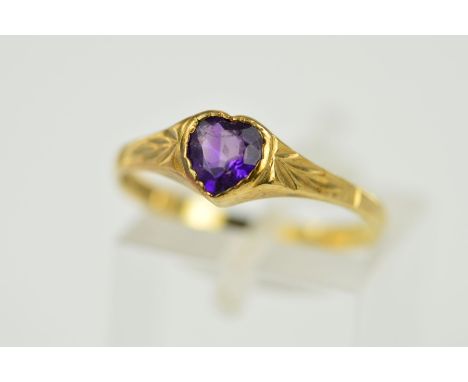 A LATE 20TH CENTURY 9CT GOLD AMETHYST HEART RING, diamond cut shoulder detail, ring size N1/2, hallmarked 9ct gold, Birmingha