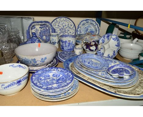 A QUANTITY OF BLUE AND WHITE CERAMICS, to include Spode 'Italian', 'Willow' tureens etc