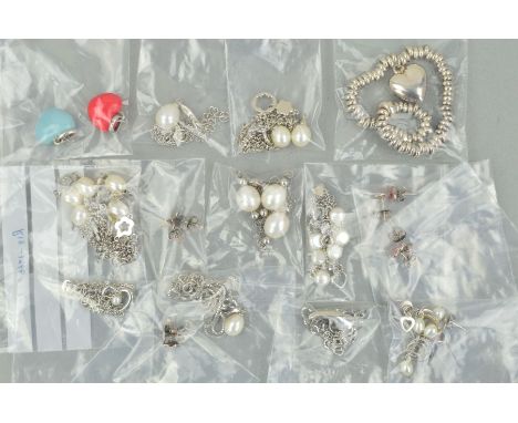 A SELECTION OF SILVER AND WHITE METAL JEWELLERY to include an expandable charm bracelet, two cultured pearl bracelets etc, fi