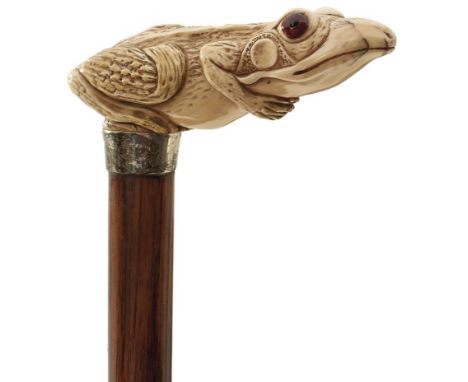 AN EARLY 20TH CENTURY WALKING STICK, the ivory handle carved as a frog about to leap, above silver collar hallmarked London 1