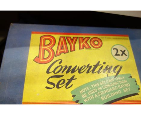 A VINTAGE HORNBY DUBLO PART TRAIN SET and a collection of Bayko building blocks