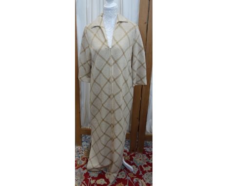 BERGDORF GOODMAN NEW YORK: A VINTAGE 1970S BEIGE AND GOLD LADIES FULL LENGTH EVENING DRESS