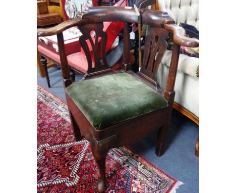 AN 18TH CENTURY OAK CORNER CHAIR COMMODE