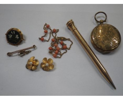 A COLLECTION OF JEWELLERY, to include a 14k gold pencil