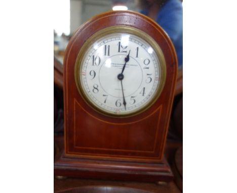GOLDSMITHS &amp; SILVERSMITHS COMPANY LONDON: An Edwardian mahogany cased mantel clock with cream dial and Arabic numerals (F