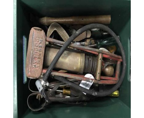 LOT OF VINTAGE TOOLSincluding wooden handled examples, a metal spirit level, a plane and measuring devices