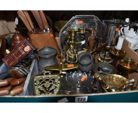 ONE BOX AND LOOSE METALWARE, to include a copper kettle, two carved stone bowls, brass trivet, brass coal scuttle, brass pest