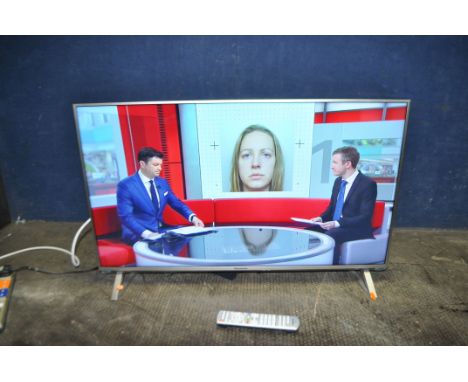 A PANASONIC TX-40DX700B 40in SMART TV WITH REMOTE (PAT pass and working)