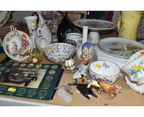A GROUP OF ASSORTED DECORATIVE ITEMS to include a Royal Albert 'Forget Me Not' tea cup and saucer and a 'June Roses' cup and 